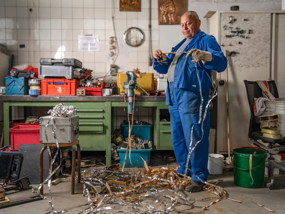 Ein Handwerker in der Zeche Germania sortiert recycelte Metalldrahte