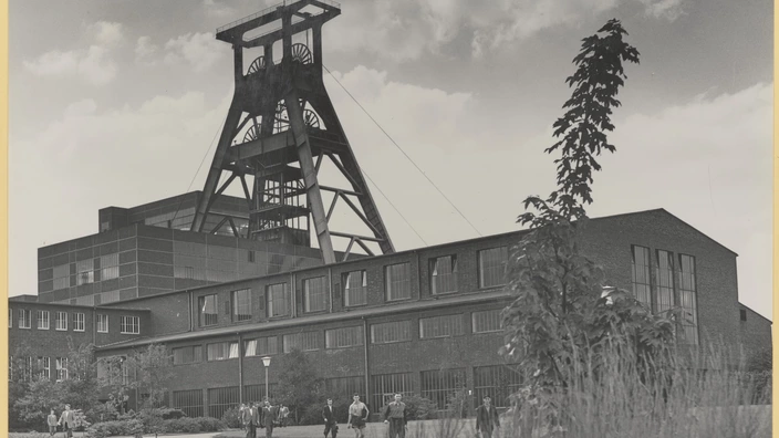 Ein Schwarz-Weiß-Bild der Zeche Germania, als die noch als solche aktiv war
